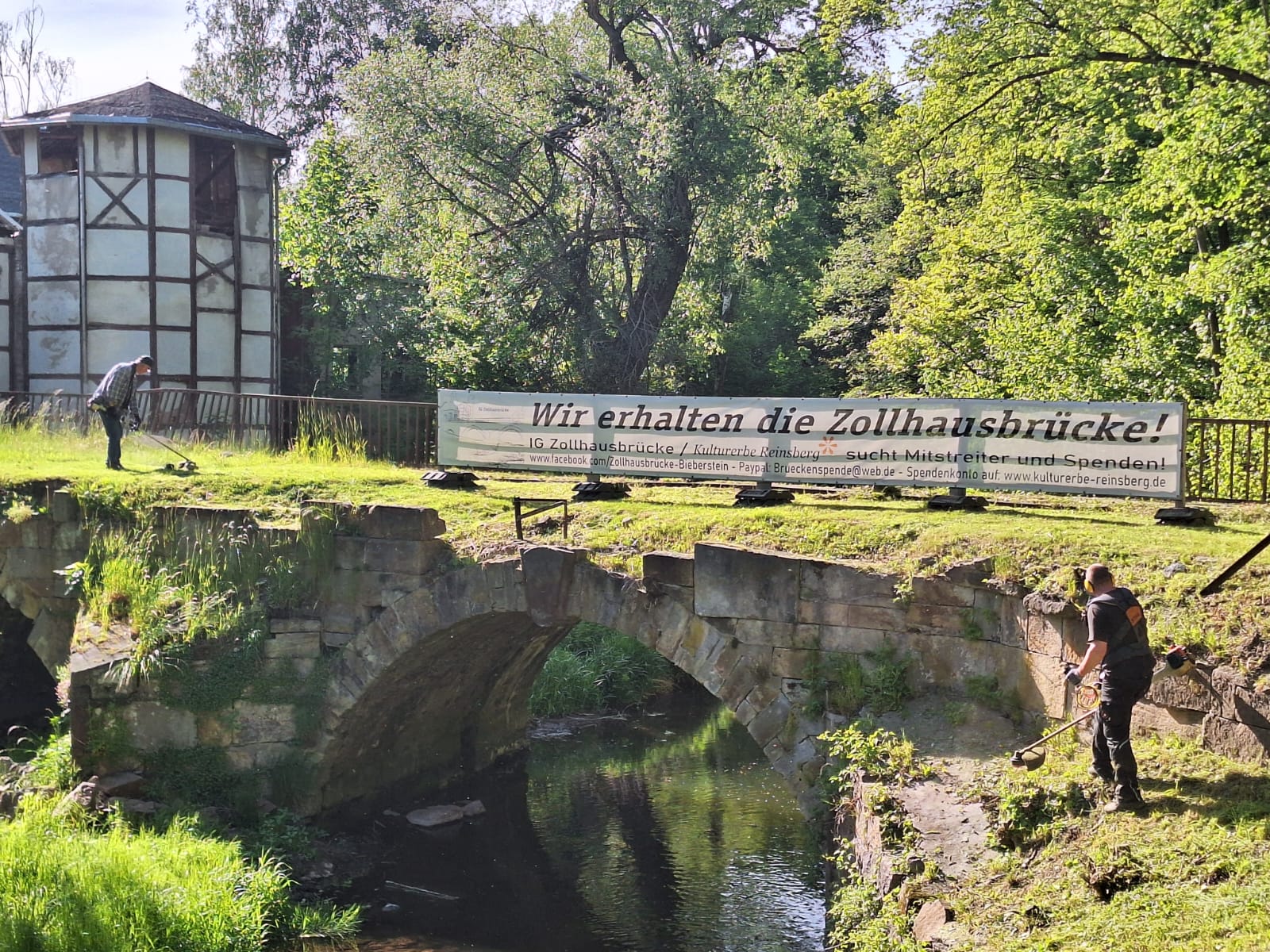Frühjahrsputz an der Brücke